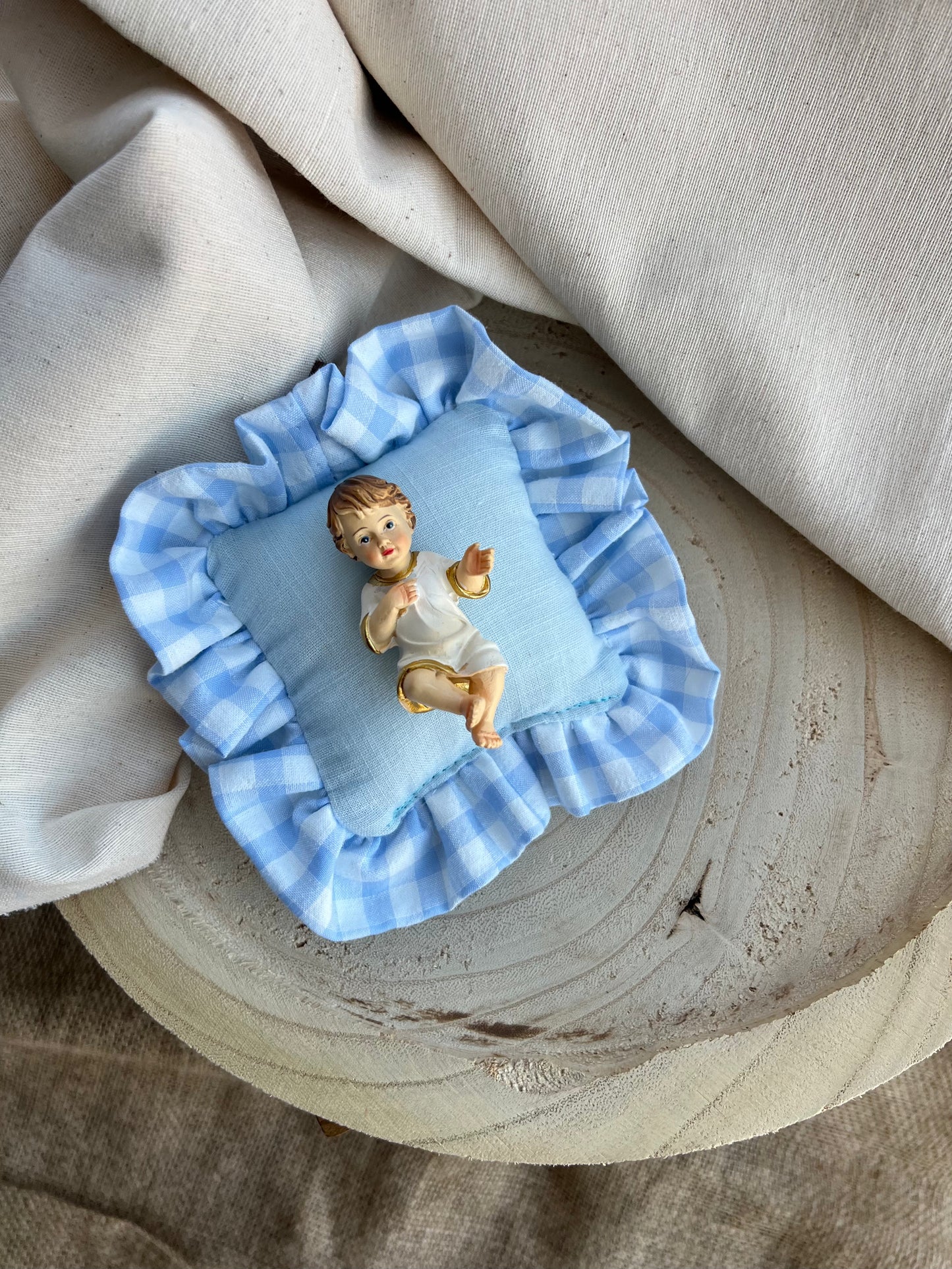 Niño Jesús Almohadita Volante - Emaús Azul Cielo