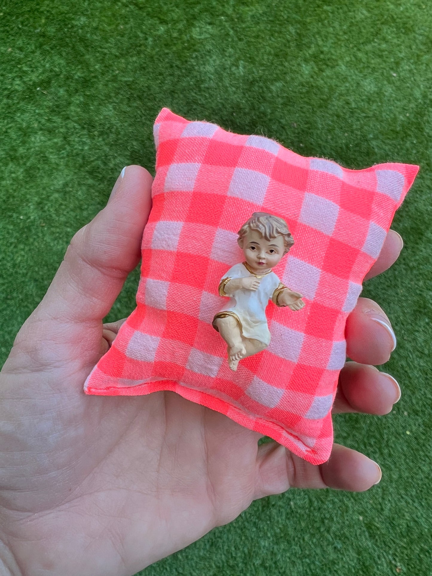 Niño Jesús Almohadita - Emaús flúor rosa