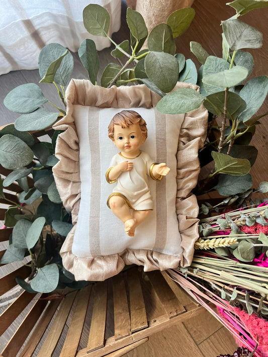 Ed. Limitada: Niño Jesús (15 cm) Grande Almohadita Volante - Emaús Beige