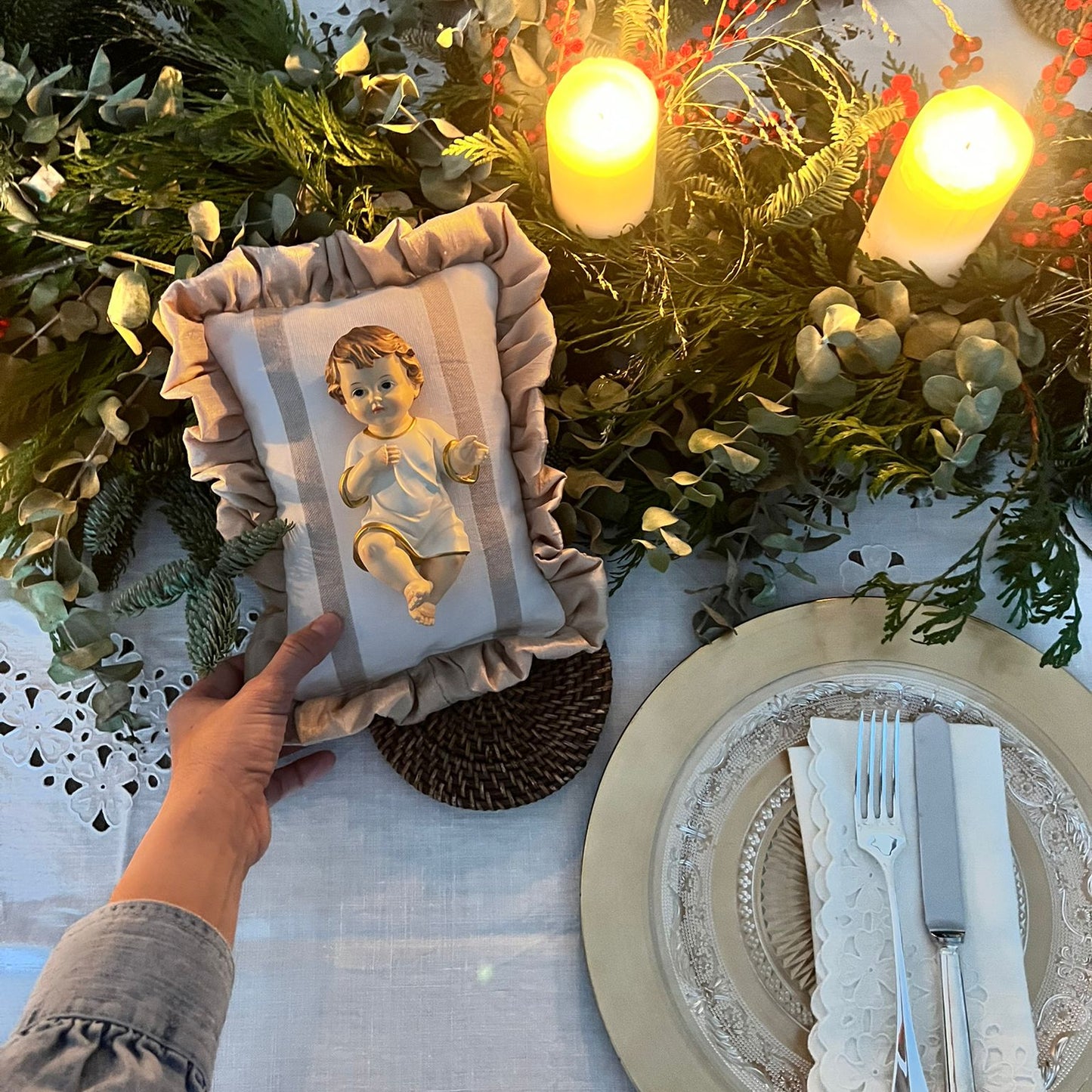 Ed. Limitada: Niño Jesús (15 cm) Grande Almohadita Volante - Emaús Beige