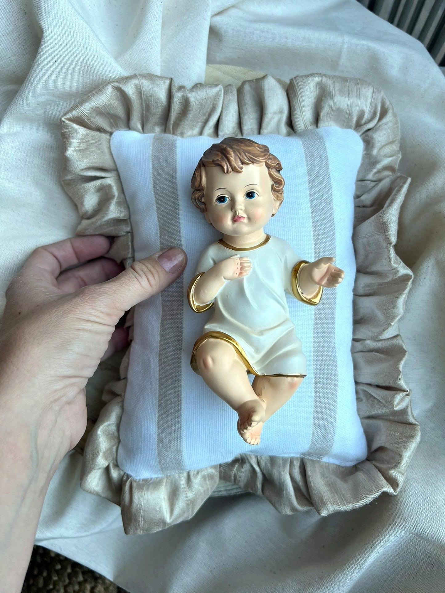 Ed. Limitada: Niño Jesús (15 cm) Grande Almohadita Volante - Emaús Beige