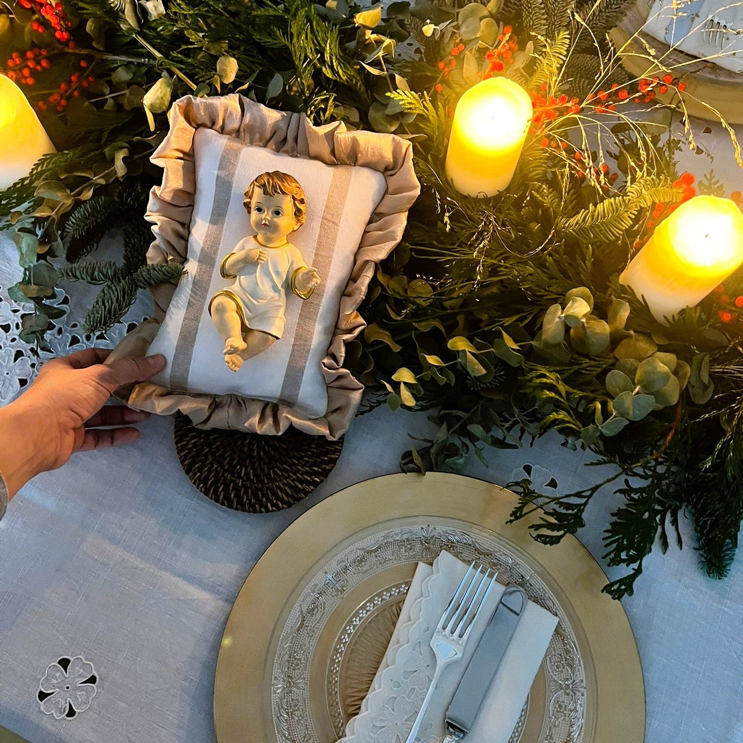 Ed. Limitada: Niño Jesús (15 cm) Grande Almohadita Volante - Emaús Beige