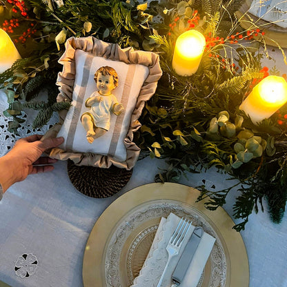 Ed. Limitada: Niño Jesús (15 cm) Grande Almohadita Volante - Emaús Beige