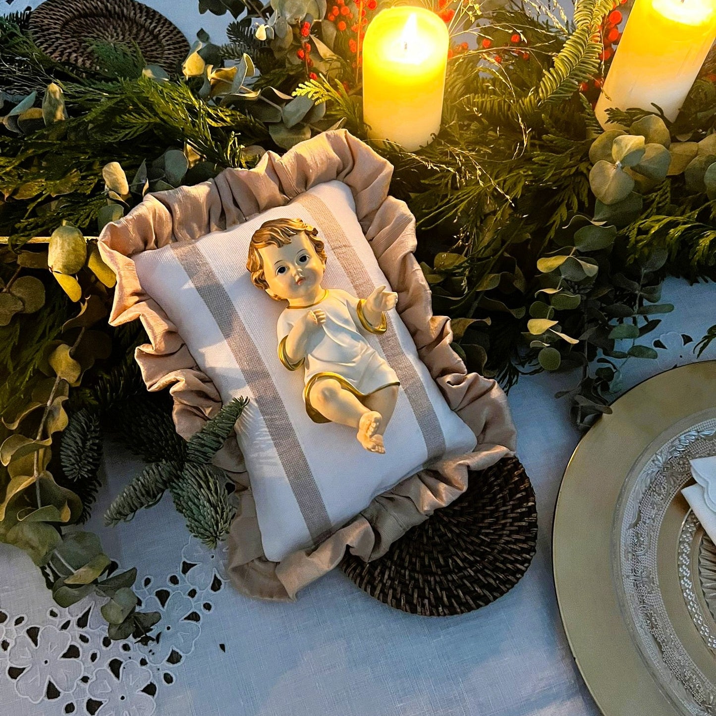 Ed. Limitada: Niño Jesús (15 cm) Grande Almohadita Volante - Emaús Beige